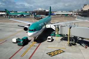 Aeroporto de Dublin - avião de Aer Lingus no avental no aeroporto de Dublin